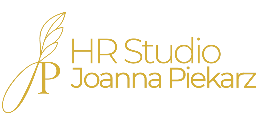 Logotyp firmy „HR Studio Joanna Piekarz”. Po lewej stronie znajduje się złoty symbol litery „P” połączonej z piórem, a po prawej stronie złoty napis z nazwą firmy i imieniem właścicielki.